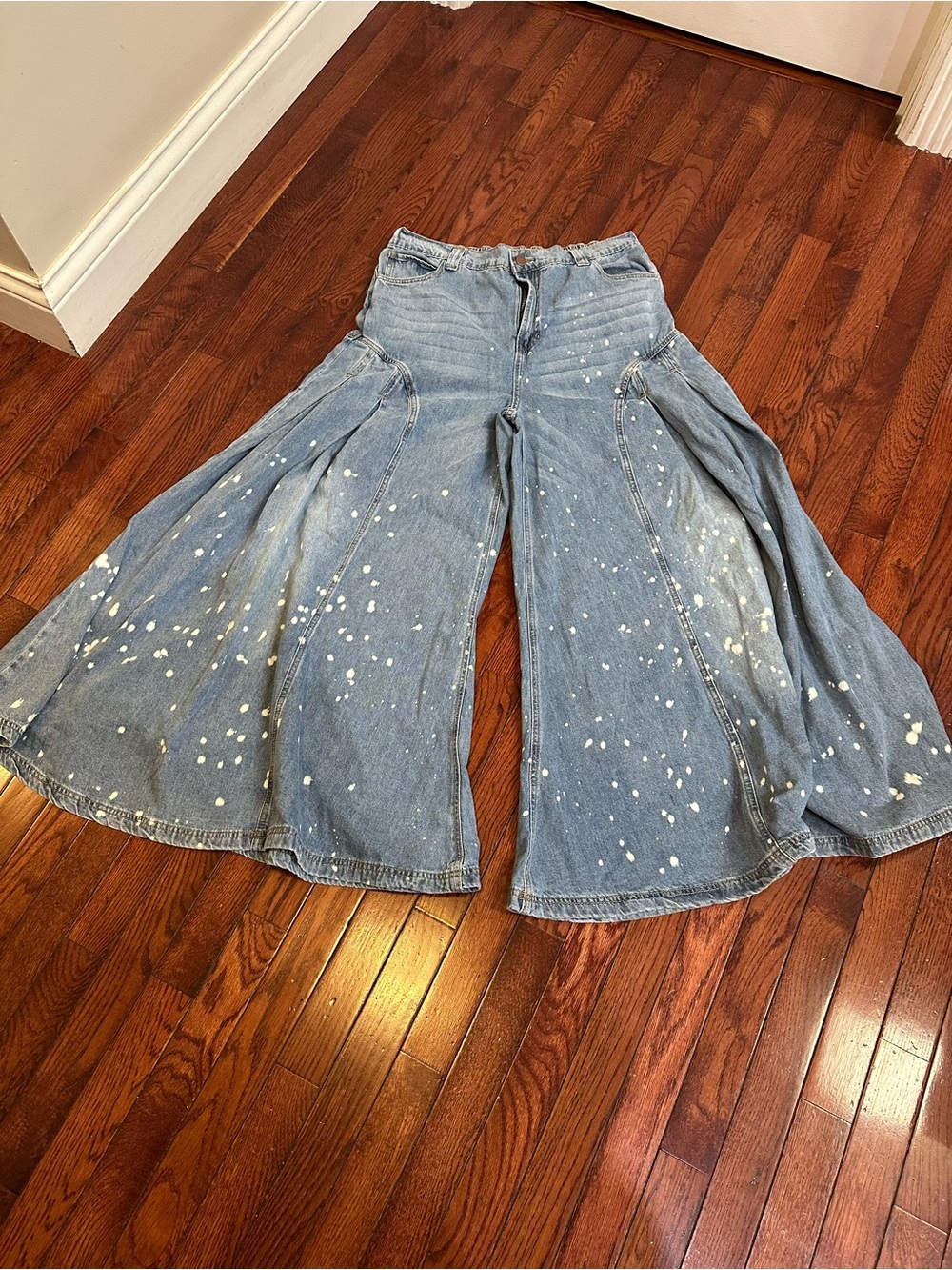 Oli & Hali Wide-Leg Split Denim Jeans with Bleach-Splatter Detail